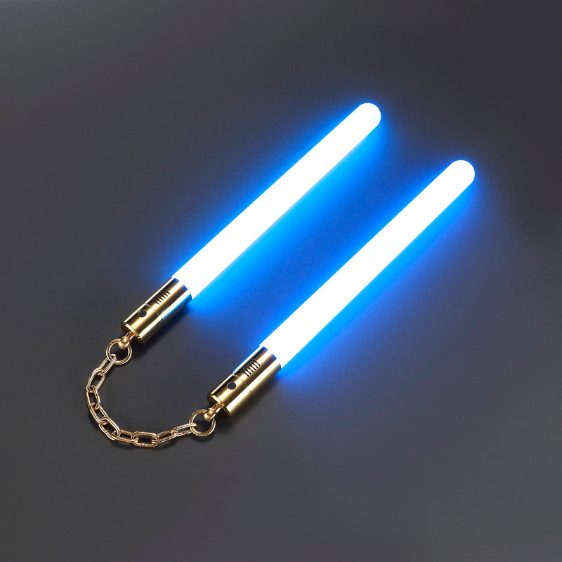 Close-up van de gouden Nova Twin LED Nunchaku saber, met stevige metalen behuizing en soepele draaipunten.