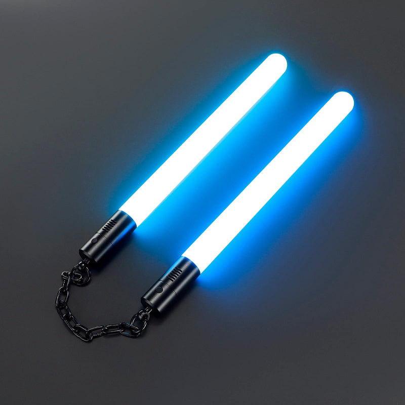 Close-up van de zwarte Nova Twin LED Nunchaku saber, met stevige metalen behuizing en soepele draaipunten.