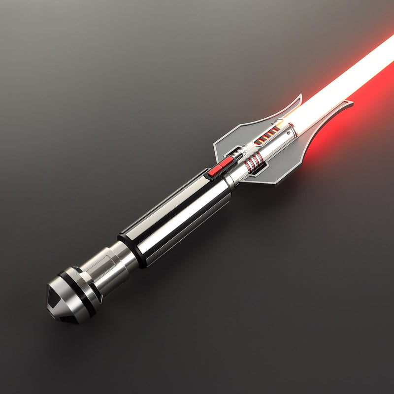 Hexar saber met een felrode blade en een intimiderende emitter, geïnspireerd door The Old Republic.